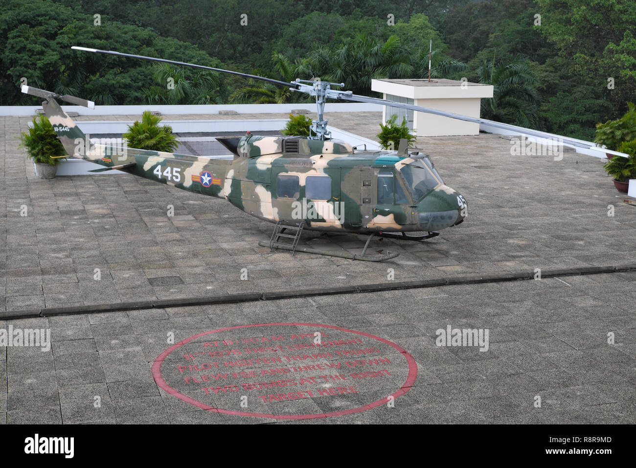 Ho Chi Minh Ville, Vietnam - un ancien de l'Armée de l'air sud-vietnamienne d'hélicoptères UH-1 s'affiche sur le toit à l'héliport de palais de l'indépendance Banque D'Images