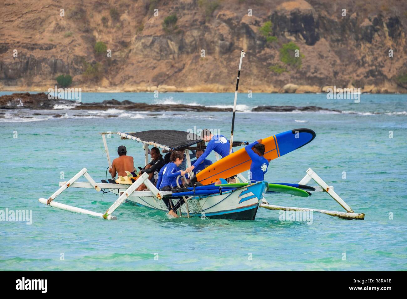 L'Indonésie, Lombok, Kuta, plage de Tanjung Ann, leçons de surf Banque D'Images