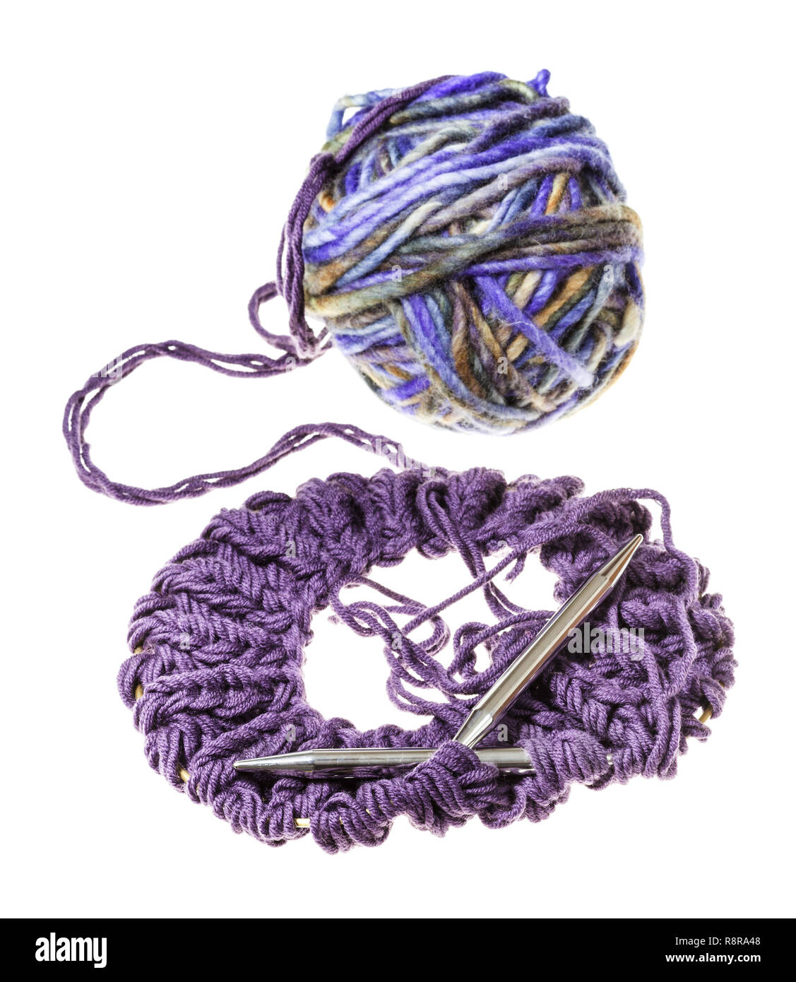 Tissu tricoté pour snood écharpe avec des aiguilles à tricoter et la balle  de laine multicolore isolé sur fond blanc Photo Stock - Alamy