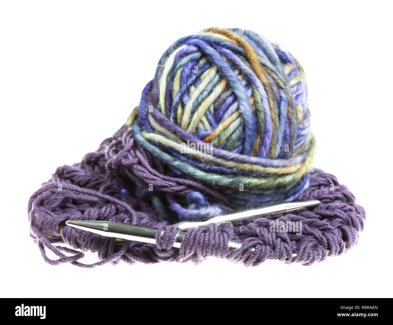 Pelote de laine multicolores et des aiguilles à tricoter en tissu tricoté isolé sur fond blanc Banque D'Images