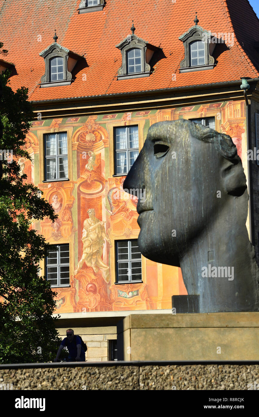 Allemagne, Berlin, région de Franconie, Bamberg, inscrite au Patrimoine Mondial de l'UNESCO, Centurione I, sculpture d'Igor Mitoraj, 1987 et l'Altes Rathaus (ancien hôtel de ville) avec façade Rococo Banque D'Images