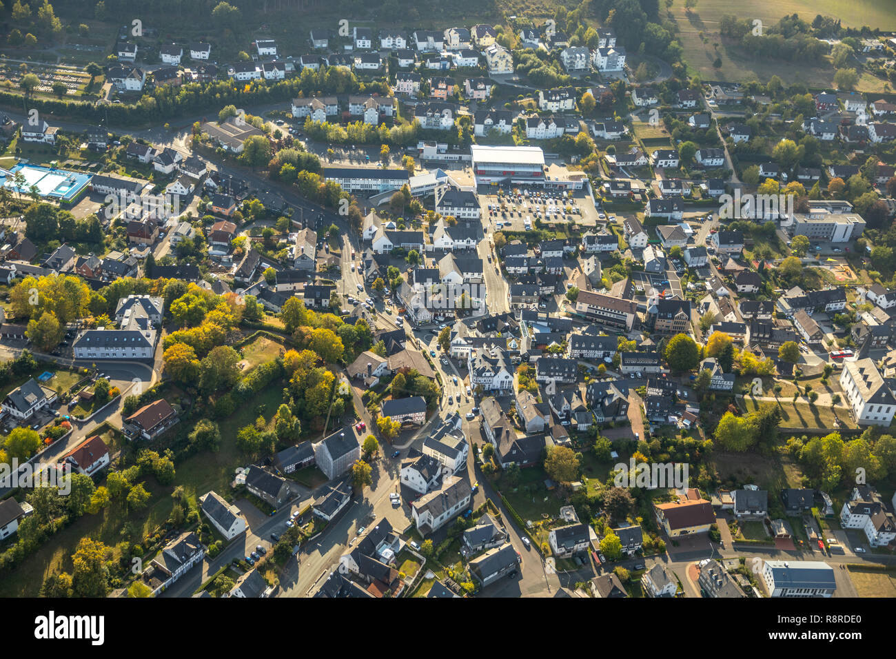 Vue aérienne d'ensemble de la Communauté, Burbach, école primaire, REWE meilleur Petz, marché, Burbach, Kreis Düren, Rhénanie du Nord-Westphalie, Germ Banque D'Images