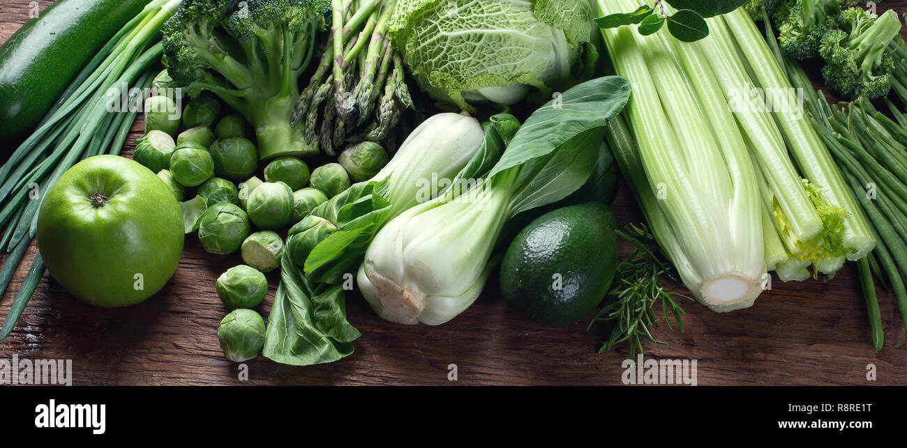 Les légumes verts frais sur la table en bois. Panorama Banque D'Images