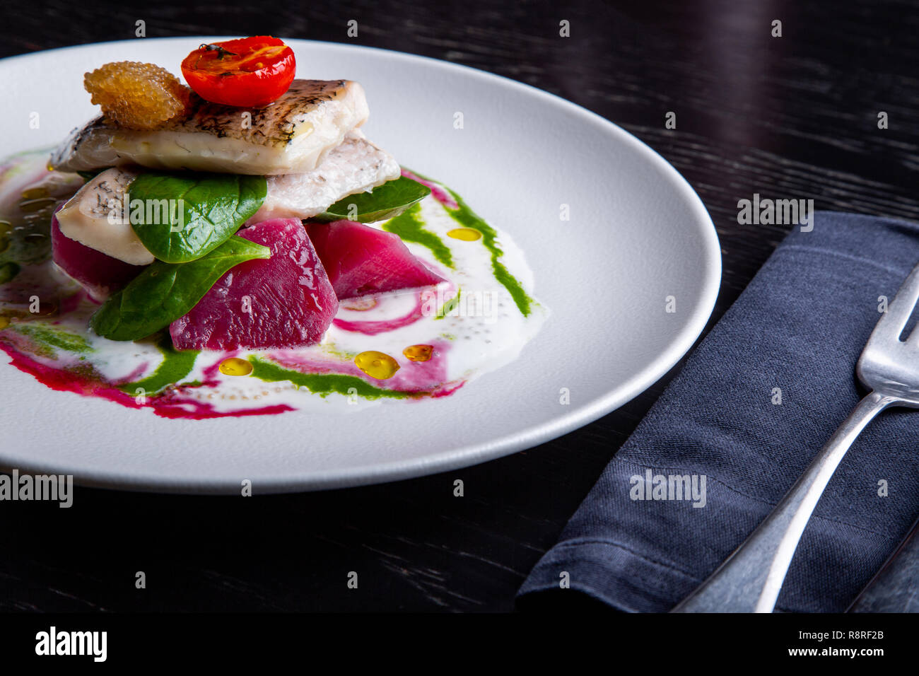 Restaurant délicieux plat de poisson blanc, brochet, loup de mer avec des légumes sous la sauce dans le fond. Exclusif sur l'alimentation saine grande plaque blanche libre Banque D'Images