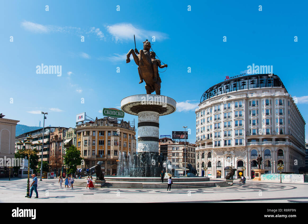 Skopje, Macédoine - 26 août 2017 : place principale de Skopje, capitale de la Macédoine avec Alexandre le grand monument sur une journée ensoleillée Banque D'Images