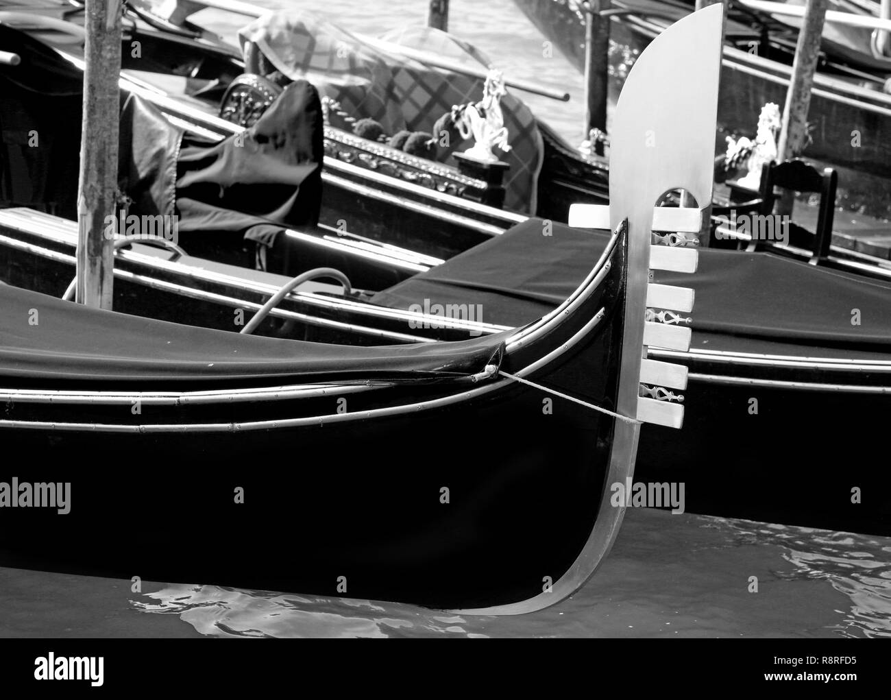 Proue du bateau de transport de touristes à Venise en Italie a appelé la gondole sur le Grand Canal Banque D'Images