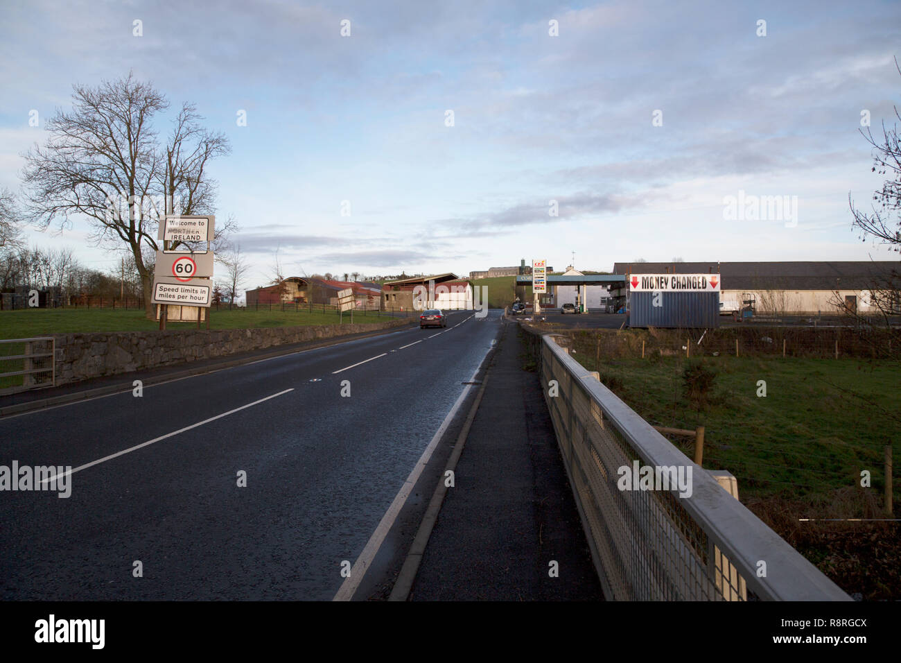 La route de Middletown, Co. Armagh, Irlande du Nord . L'échange d'argent hut et poste de douane désaffecté sur la frontière irlandaise Banque D'Images