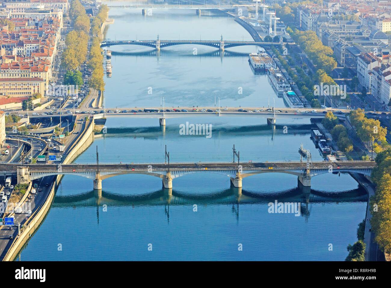 France, Rhône, Lyon, quartier Perrache sur la gauche, SNCF pont sur le Rhône, University bridge en arrière-plan (vue aérienne) Banque D'Images