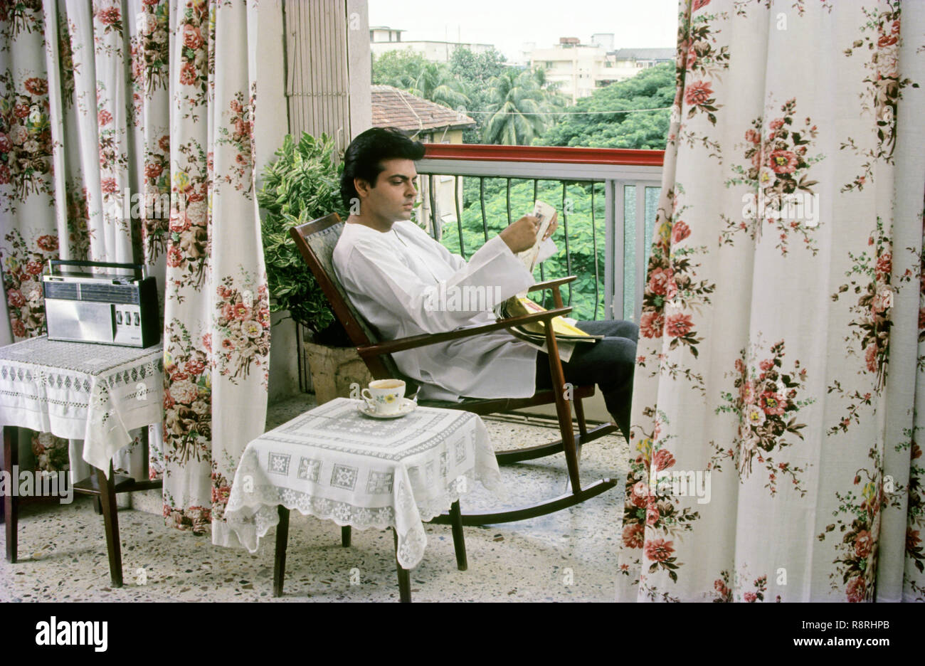 Man reading newspaper in Gallery, l'activité du matin, de l'Inde PAS DE MR Banque D'Images