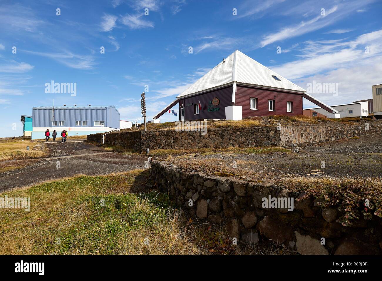 France, France, Îles Crozet, Ile de la Possession (possession) de l'île, la station permanente Alfred Faure, l'hôpital et l'immeuble La Résidence (l'hôtel de ville de l'île) Banque D'Images