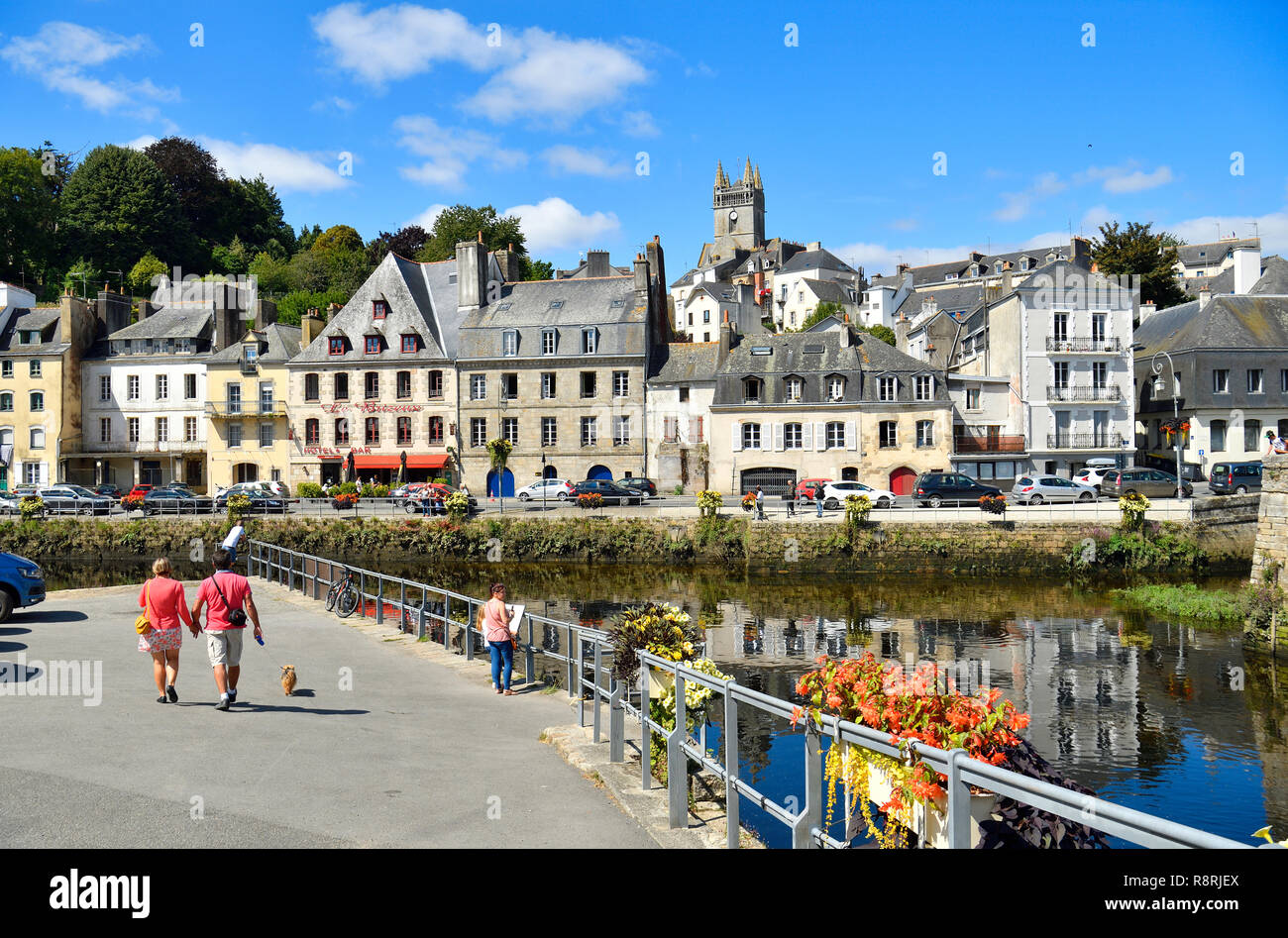 La France, Finistère, Quimperlé, rivière Laita et Eglise Notre Dame de l'Assomption ou l'église Saint Michel Banque D'Images