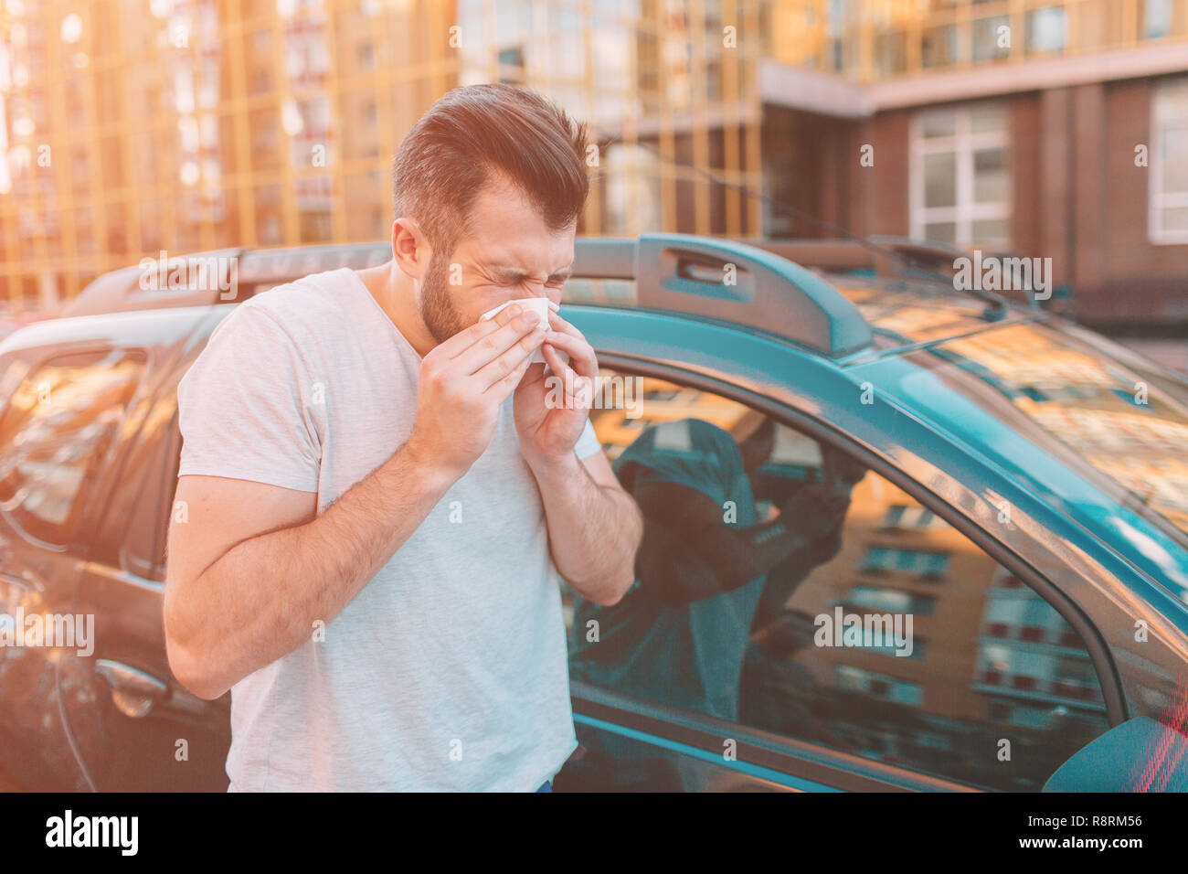 Photo d'un homme barbu avec un mouchoir. Guy malade a le nez. l'homme fait un remède pour le rhume Banque D'Images Photo d'un homme barbu avec un mouchoir. Guy malade a le nez. l'homme fait un remède pour le rhume Banque D'Images