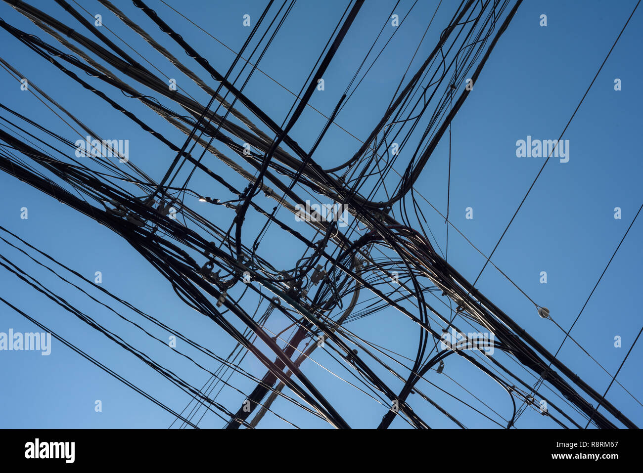 Les lignes d'alimentation et de gâchis organisé ciel bleu clair à Tokyo. Banque D'Images