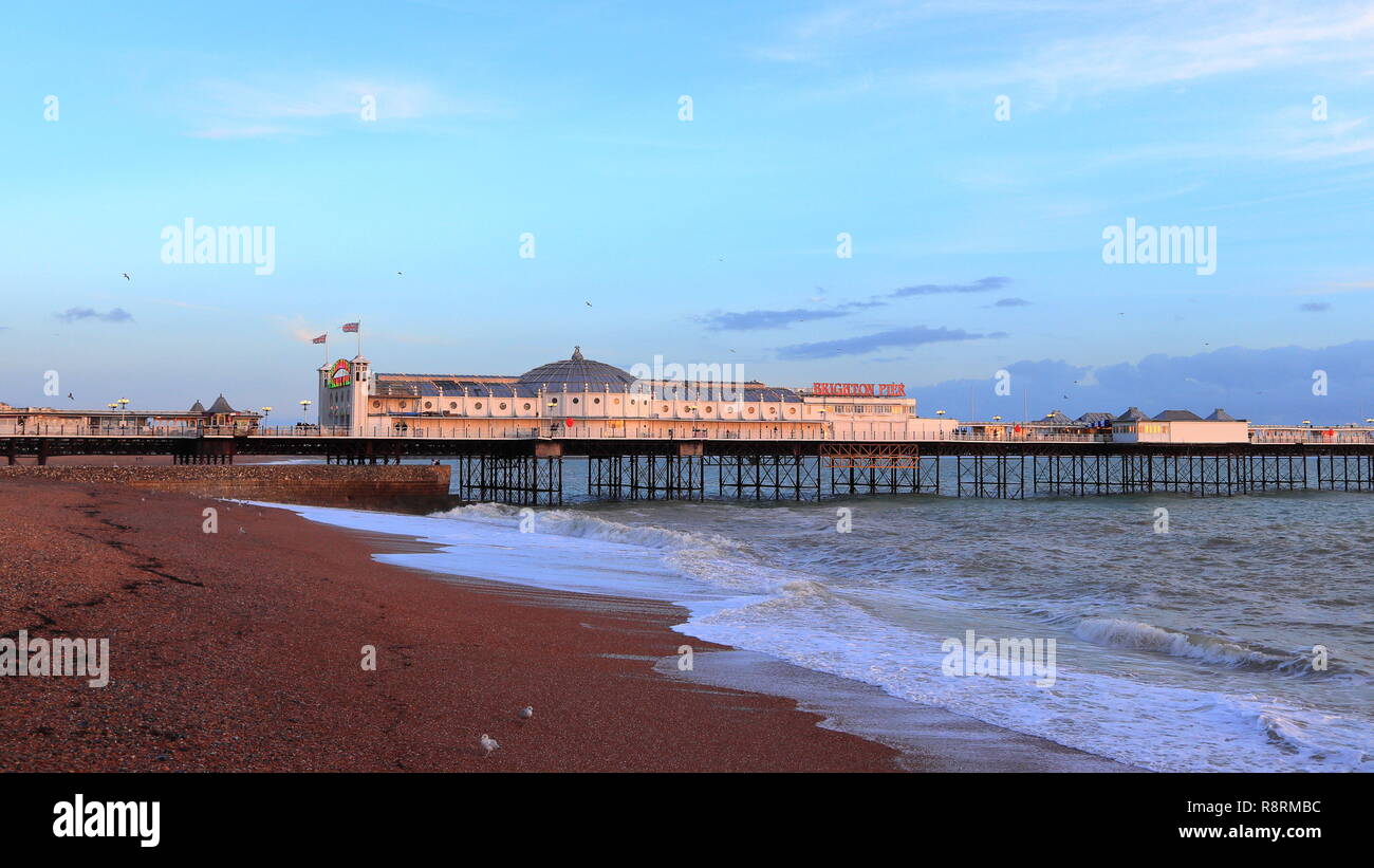 BRIGHTON, East Sussex, Angleterre, Royaume-Uni - 13 NOVEMBRE 2018 : panorama du paysage de Brighton Palace Pier et plage de Brighton au crépuscule. Banque D'Images