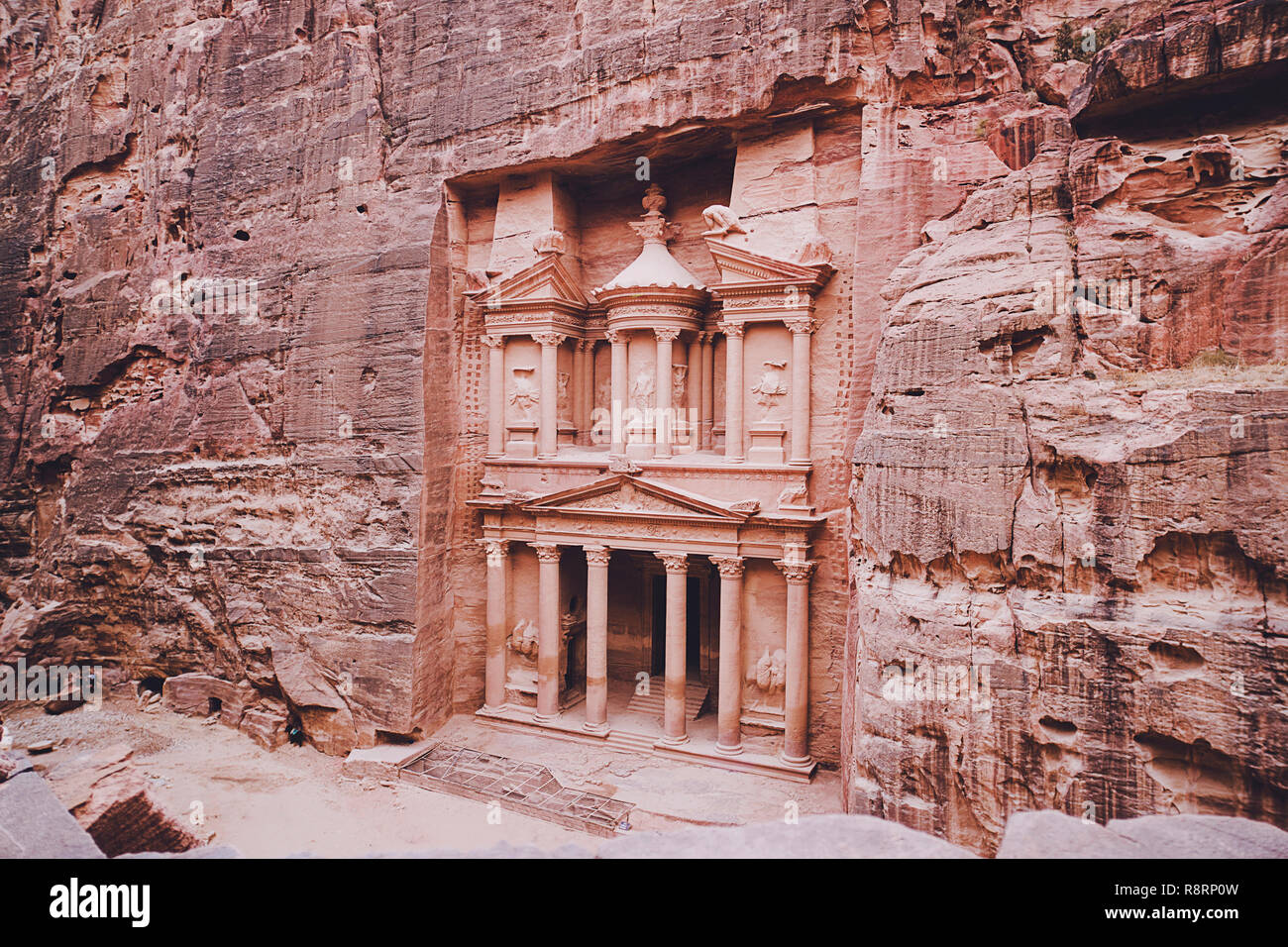 Du trésor antique à Petra Jordanie vu de la Siq. vue d'en haut. attraction principale de la cité perdue de Petra en Jordanie. Le temple est entièrement location Banque D'Images