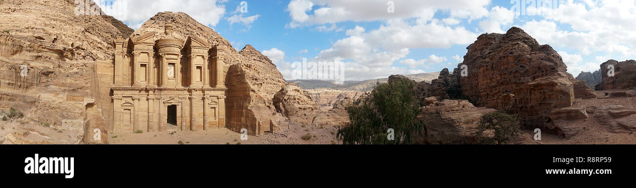 Ad-Deir-rock nabatéenne temple du I siècle, conservé près de la ville de pierre. un bâtiment monumental entièrement sculpté de la roche. Perdu dans la ville Banque D'Images