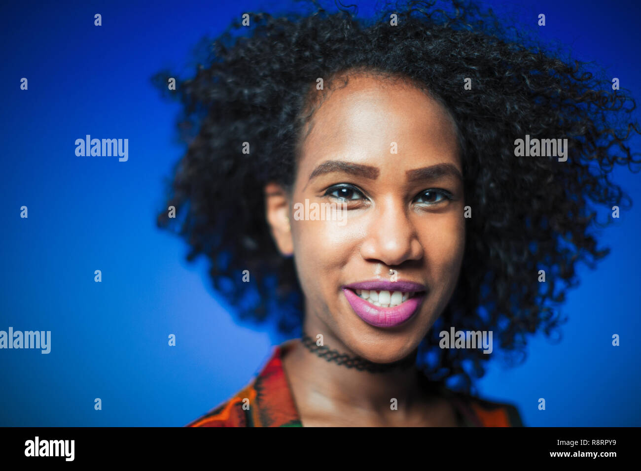 Portrait souriant, jeune femme confiante Banque D'Images