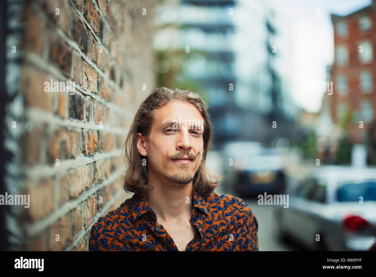 Portrait jeune homme confiant sur trottoir urbain hipster Banque D'Images