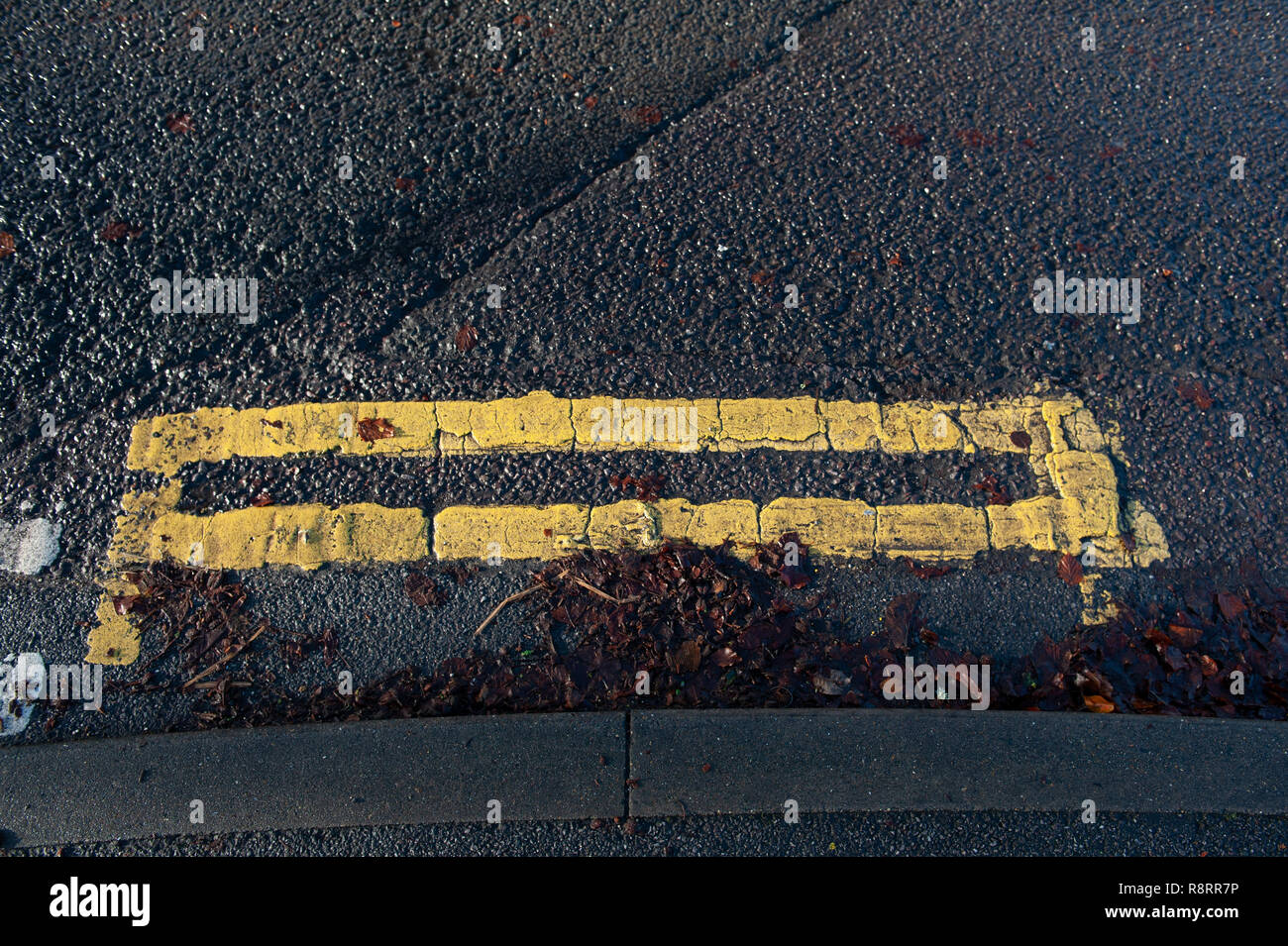 Est-ce le plus court jamais le double ligne jaune sur les routes de la Grande-Bretagne ? Banque D'Images