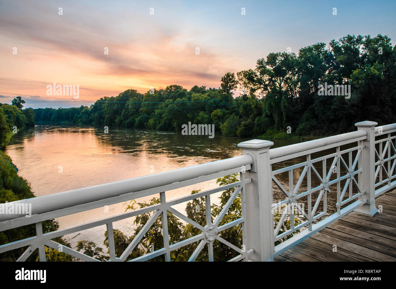 Le soleil se couche sur la rivière Yazoo au pont de Keesler à Greenwood, Mississippi Le pont a été construit en 1925. Banque D'Images