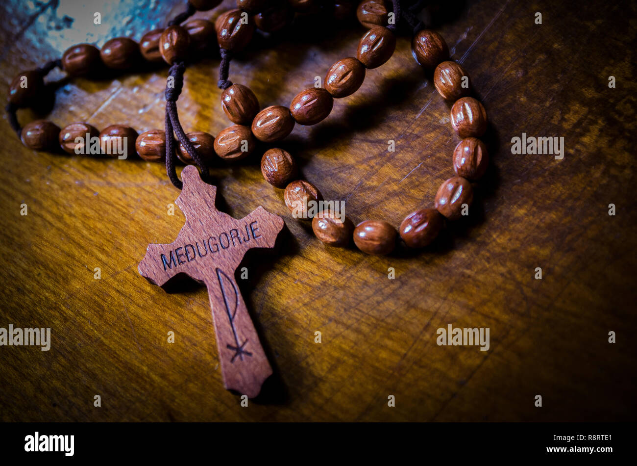 Un Rosaire de Medjugorje repose sur une église pew à la chapelle de Mercy à Greenwood, Mississippi. Banque D'Images