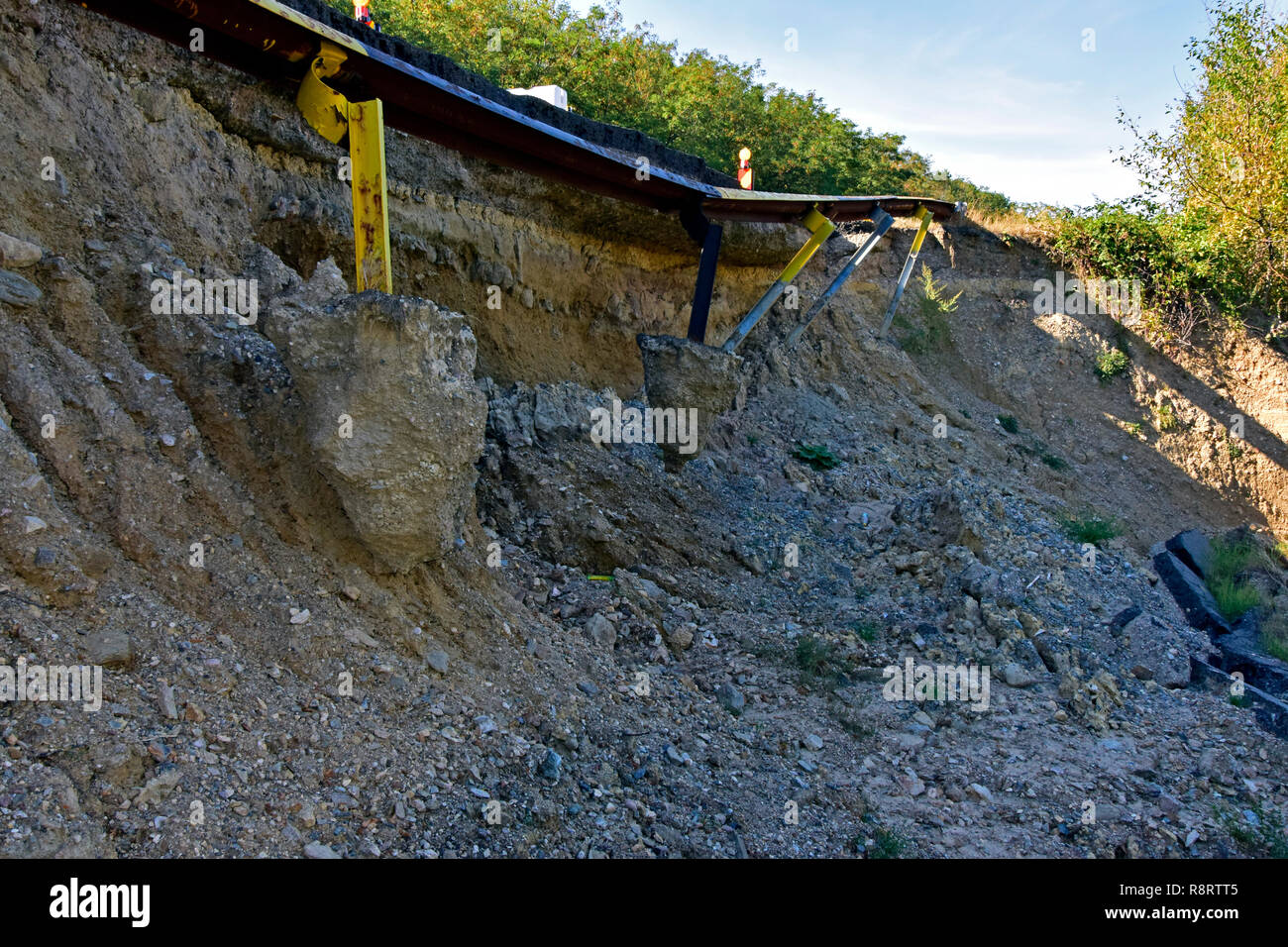 Rupture de remblai routier et garde-corps panne causée par glissement de terrain sur la route E81, à proximité de Zalau, Salaj, Roumanie Banque D'Images