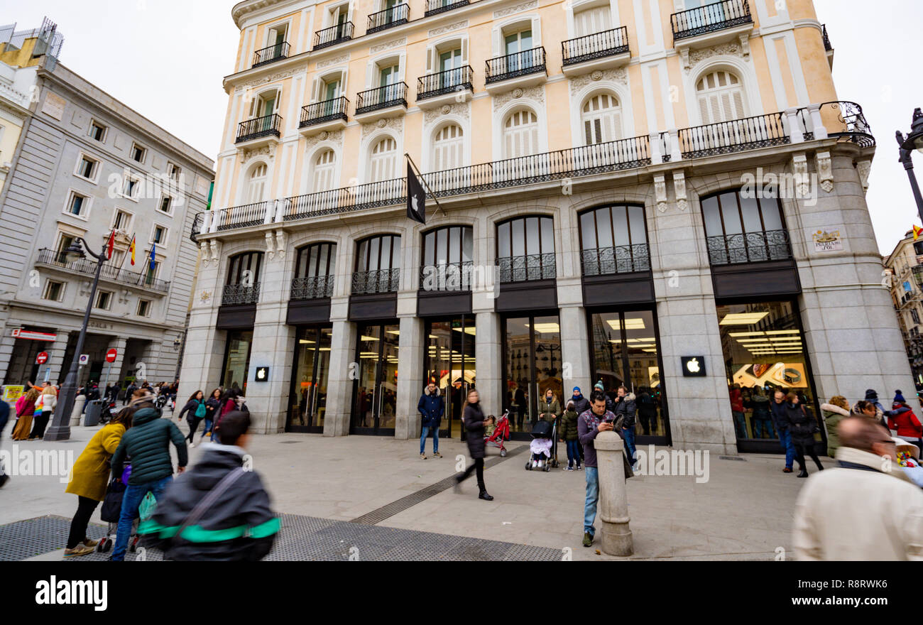 Madrid, Espagne - Décembre 2018 : Apple Store situé dans la puerta del Sol, avec des piétons passant par l'extérieur du magasin. Banque D'Images