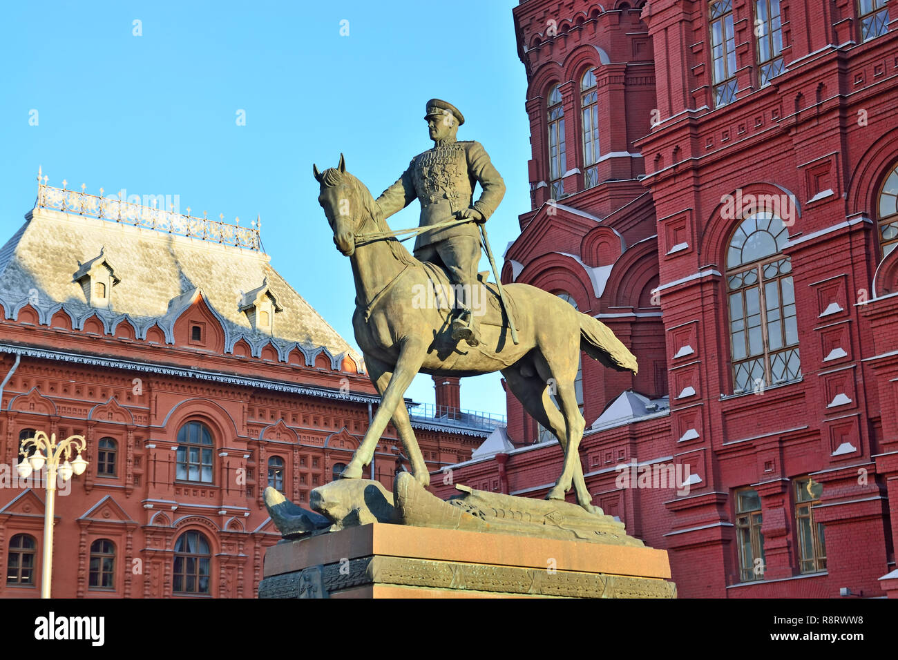 Moscou, Russie - 16 novembre 2018 : monument équestre au maréchal de l'Union soviétique Gueorgui Joukov en arrière-plan de l'Historical Museum Banque D'Images