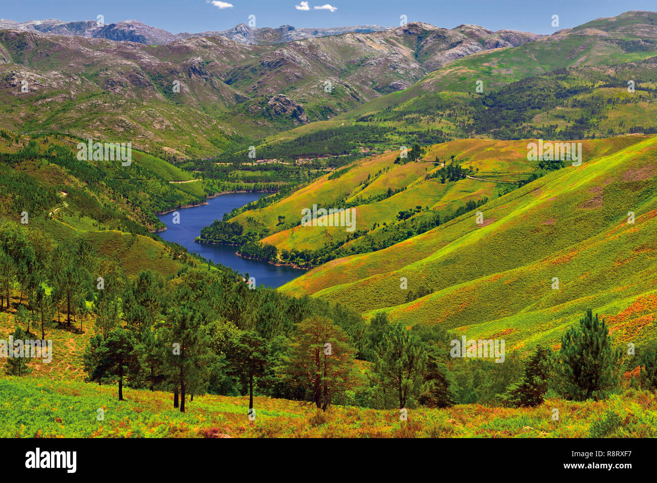 Voir de magnifique paysage avec des collines qui entourent le lac bleu avec des pics de haute montagne dans l'arrière-plan Banque D'Images