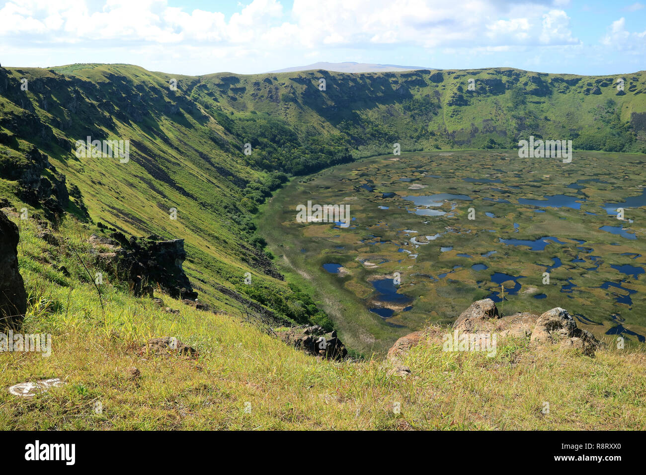 Grand lac de cratère du volcan Rano Kau Vue du cérémonial d'Orongo Village sur l'île de Pâques du Chili Banque D'Images