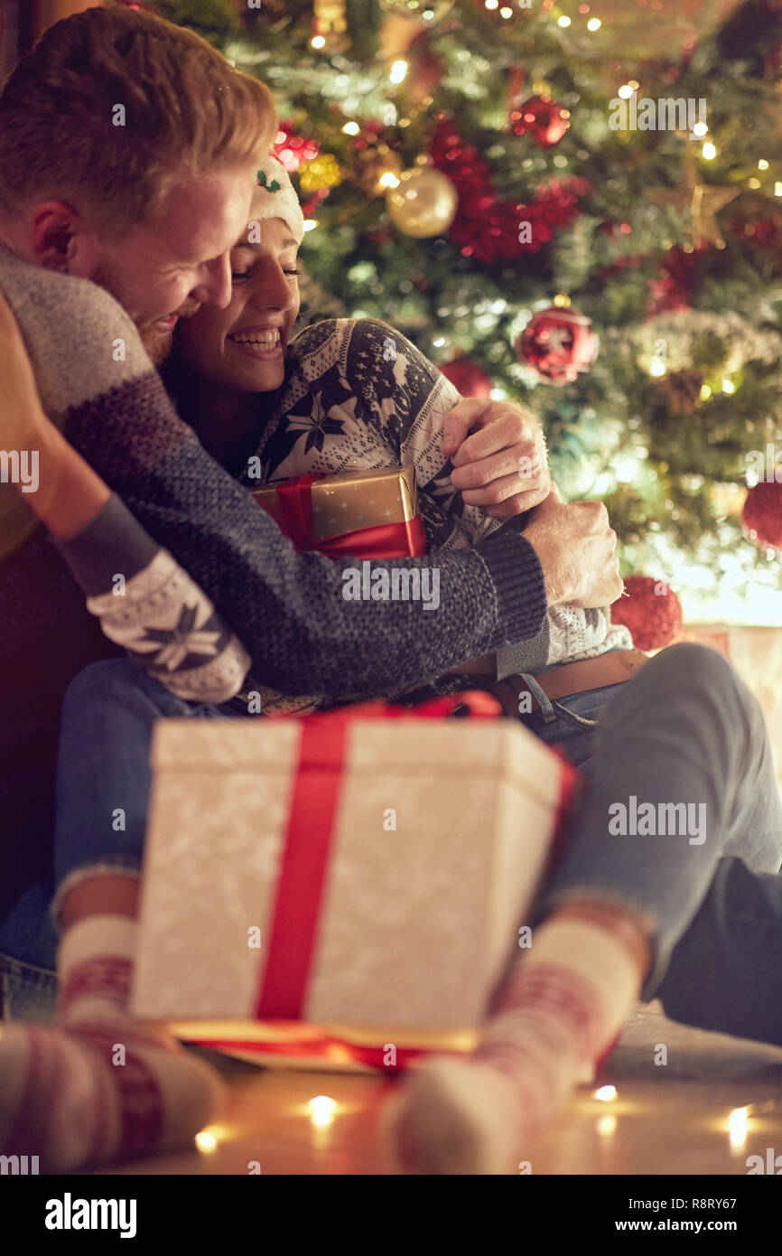 Cadeau surprise pour le réveillon de Noël- couple romantique dans l'amour à  la nuit de Noël Photo Stock - Alamy