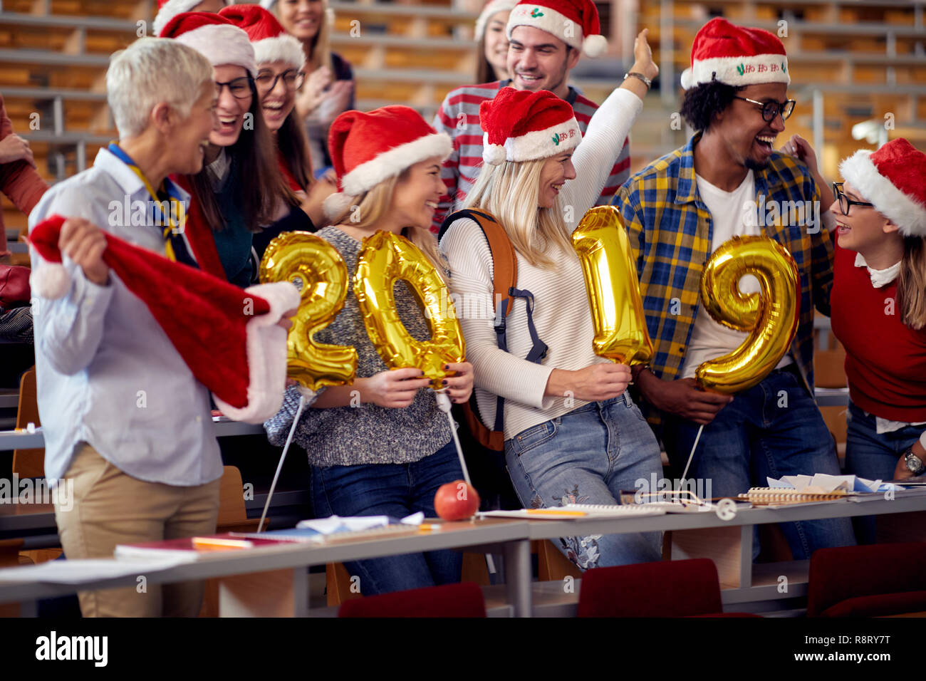 Smiling Students in Santa hat holding 2019 ballons d'or à la célébration du Nouvel An sur l'université Banque D'Images