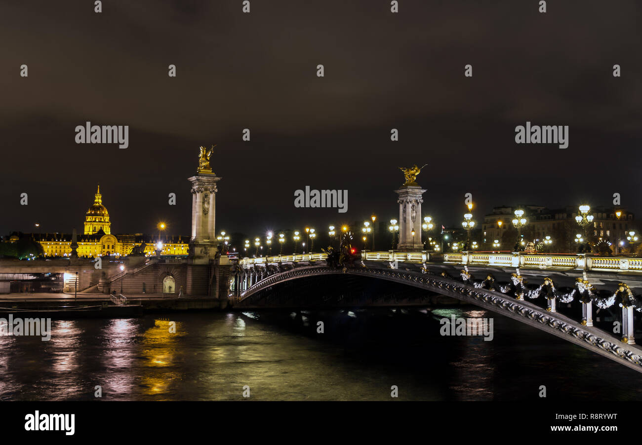 Le Pont Alexandre III et non valides dans la nuit - Paris France Banque D'Images