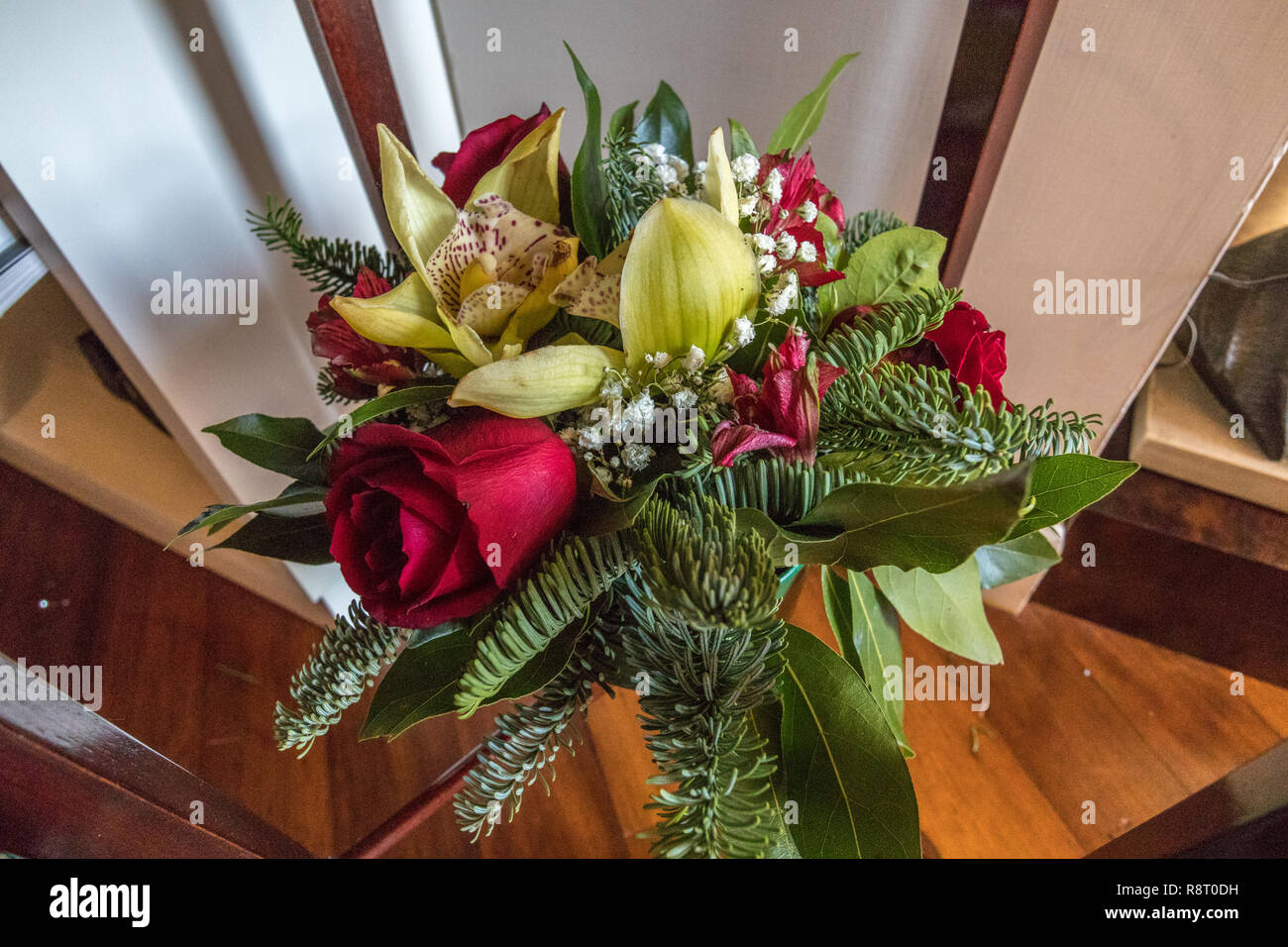 Panier de Fleurs roses et d'Iris de l'épinette avec une décoration chaleureuse maison de vacances Banque D'Images