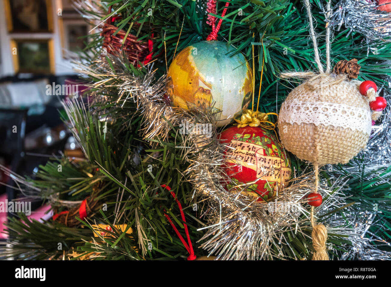 Boules d'arbre de Noël dans la cuisine italienne traditionnelle à la maison de Noël Banque D'Images