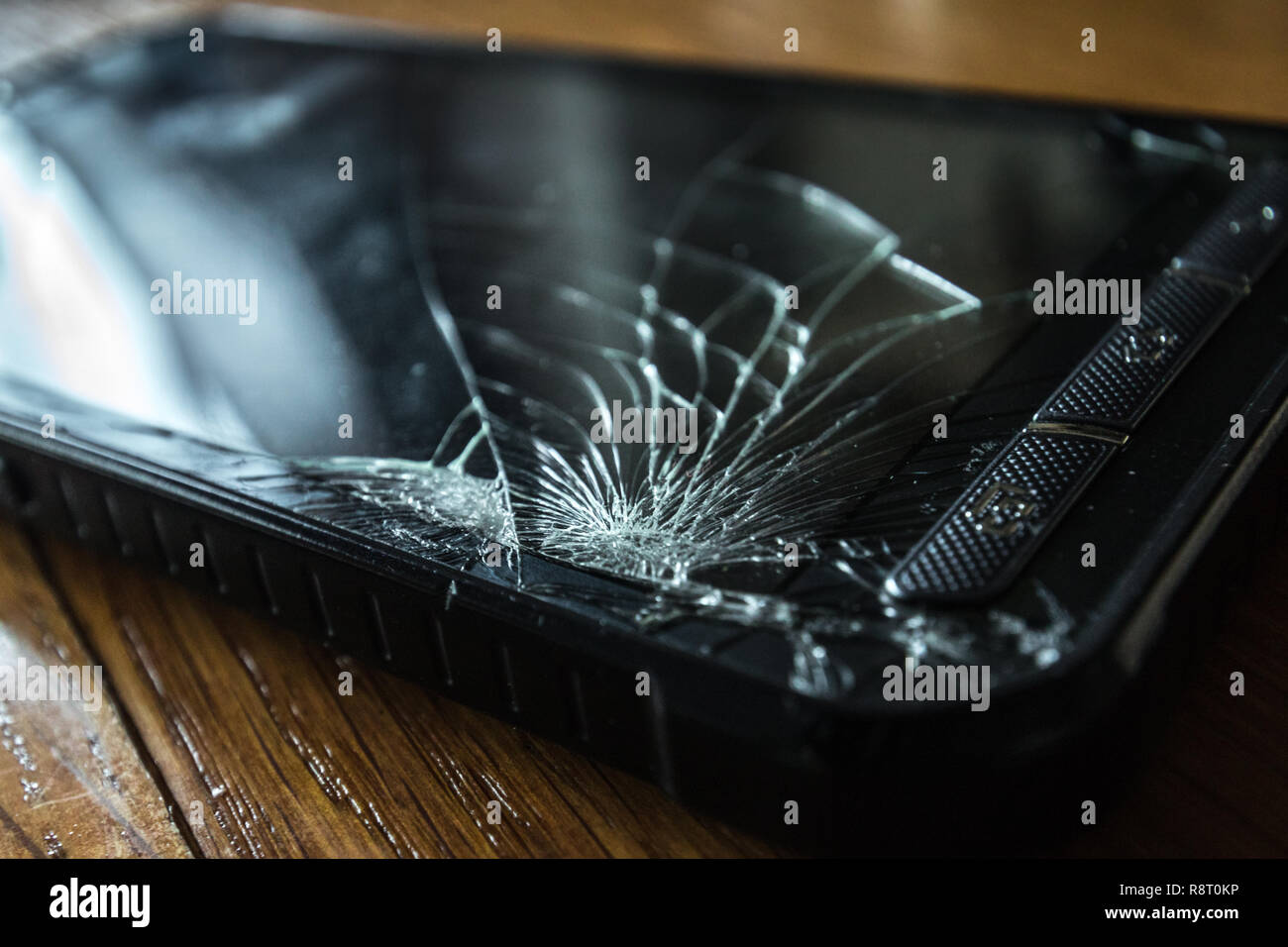 Écran tactile fissurée sur Smartphone on wooden table Banque D'Images