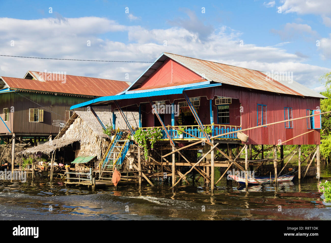 Maisons sur pilotis au village flottant dans le lac d'eau douce de Tonle Sap. Kampong Phluk, Siem Reap, Cambodge, Indochine, Asie du sud-est Banque D'Images
