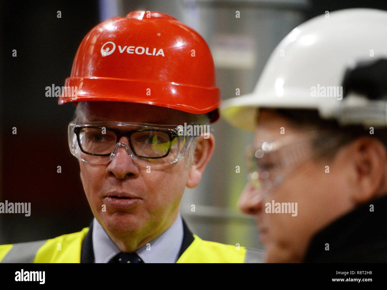 Secrétaire de l'environnement Michael Gove visite l'installation de gestion intégrée des déchets Veolia à Southwark, Londres du sud, avant de lancer la semaine prochaine des ressources du gouvernement et la stratégie de gestion des déchets. Banque D'Images