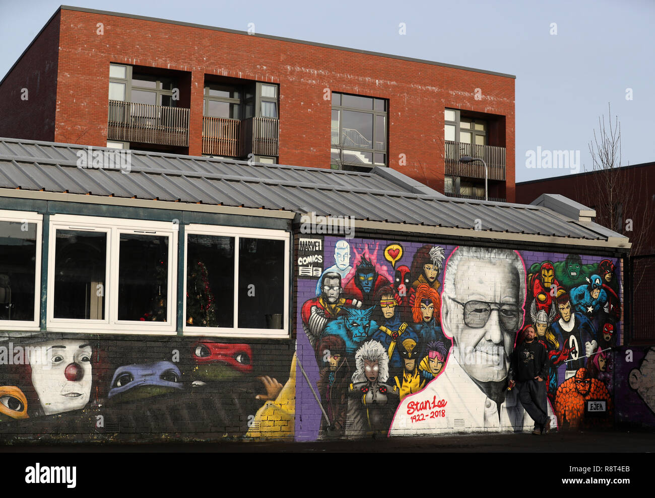 Artiste Danny McDermott, connu comme EJEK, avec sa peinture murale a récemment terminé de Marvel Comics co-créateur Stan Lee aux côtés de 22 super héros à la Grange youth centre de Glasgow qui est géré par le Carrefour Jeunesse et de l'Association. Lee est mort en novembre à l'âge de 95 ans. Banque D'Images