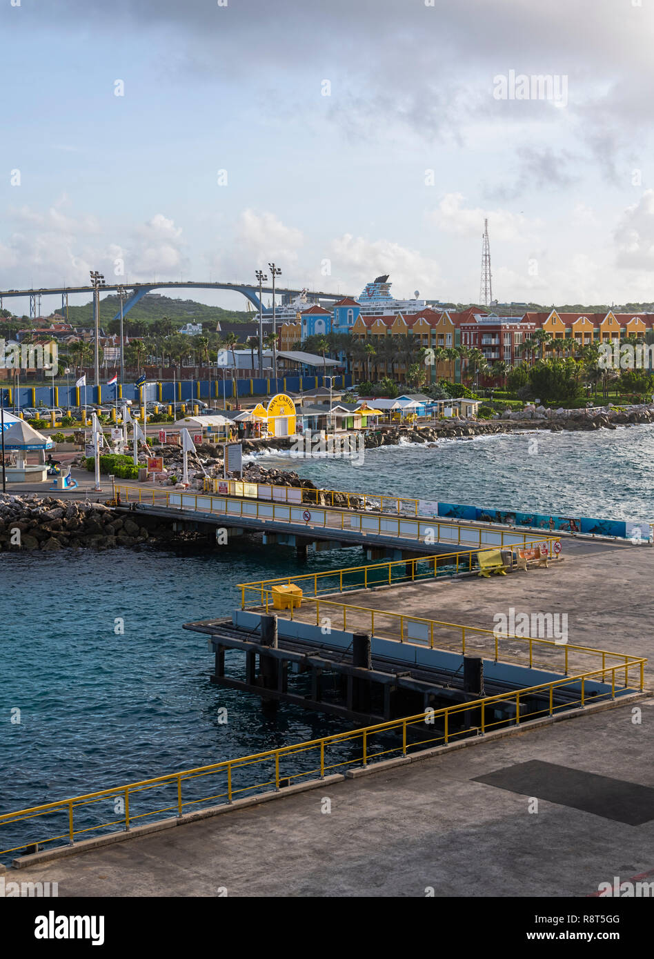 Port de Willemstad Curacao avec pont de la Reine Juliana Banque D'Images