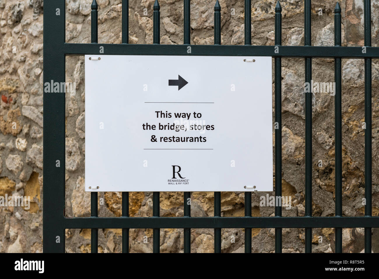 Signe directionnel sur porte en fer forgé Willemstad Curacao Banque D'Images