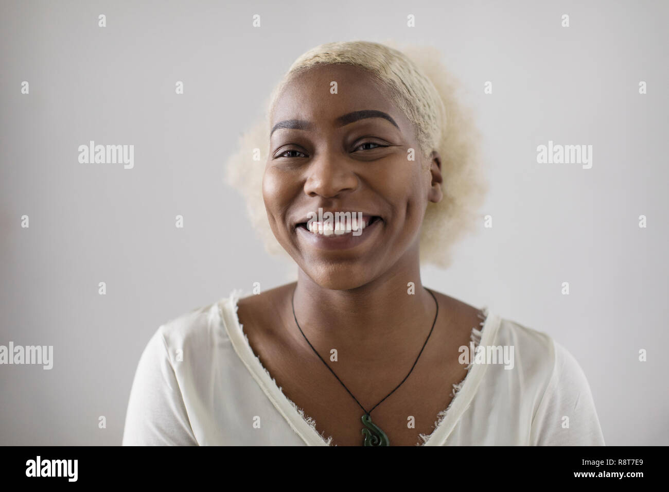 Portrait souriant, jeune femme confiante Banque D'Images