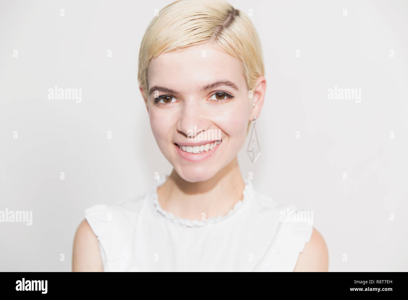 Portrait souriant, jeune femme confiante Banque D'Images