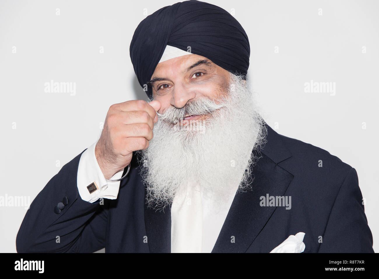 Portrait confiant senior man avec barbe blanche portant turban Banque D'Images