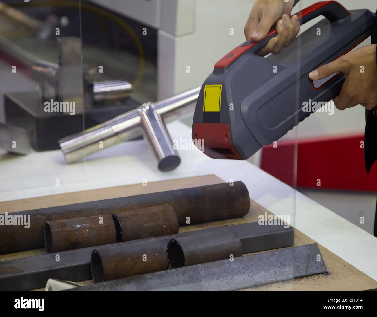 Pistolet de nettoyage laser à main enlever la rouille du tube Photo Stock -  Alamy
