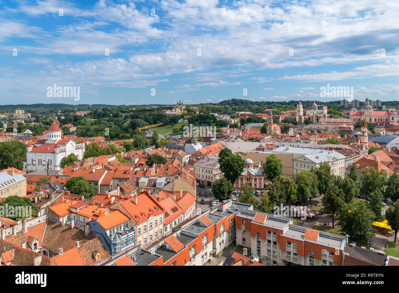 Vue sur la vieille ville de St Johns clocher de l'Église, l'Université de Vilnius, Vilnius, Lituanie Banque D'Images