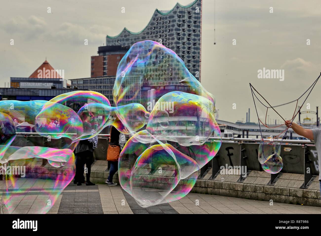 Ist das Omen für die Präsentation der Plaza in der Elbphilharmonie : bunte Blasen, die im nächsten Moment zerplatzen ? Banque D'Images