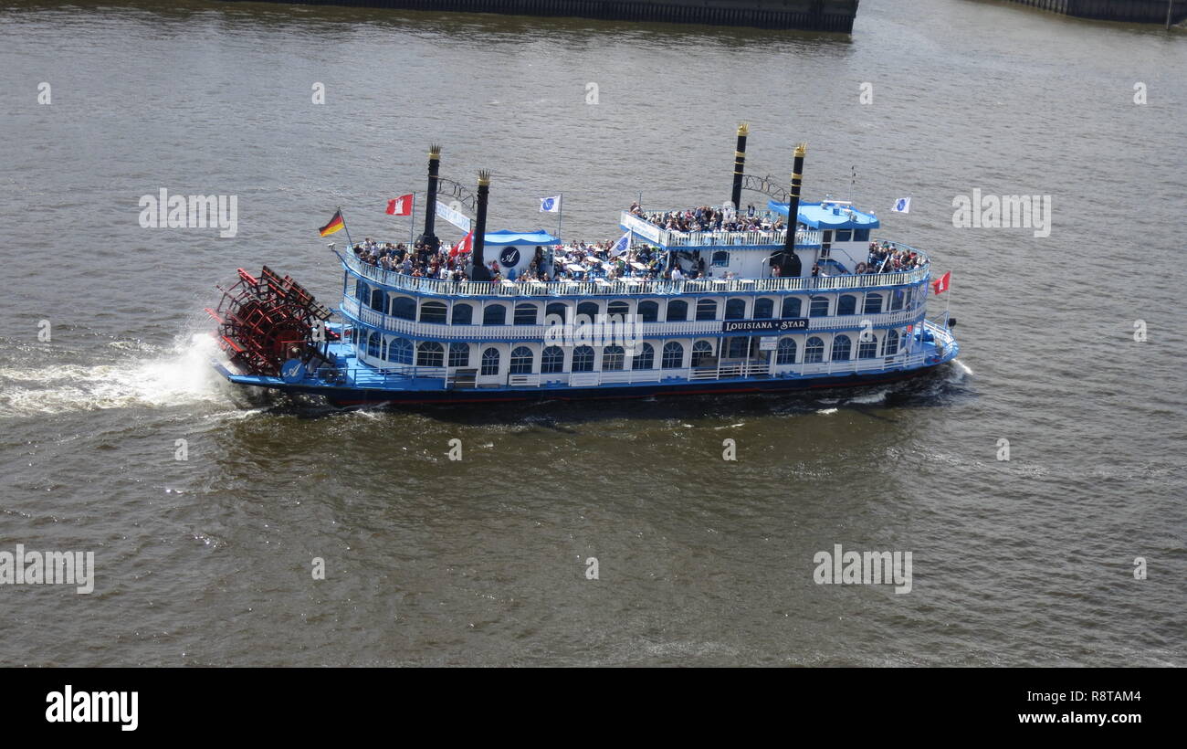 Louisiane Raddampfer Star im Hamburger Hafen,gesehen von der Plaza der Elbphilharmonie Banque D'Images