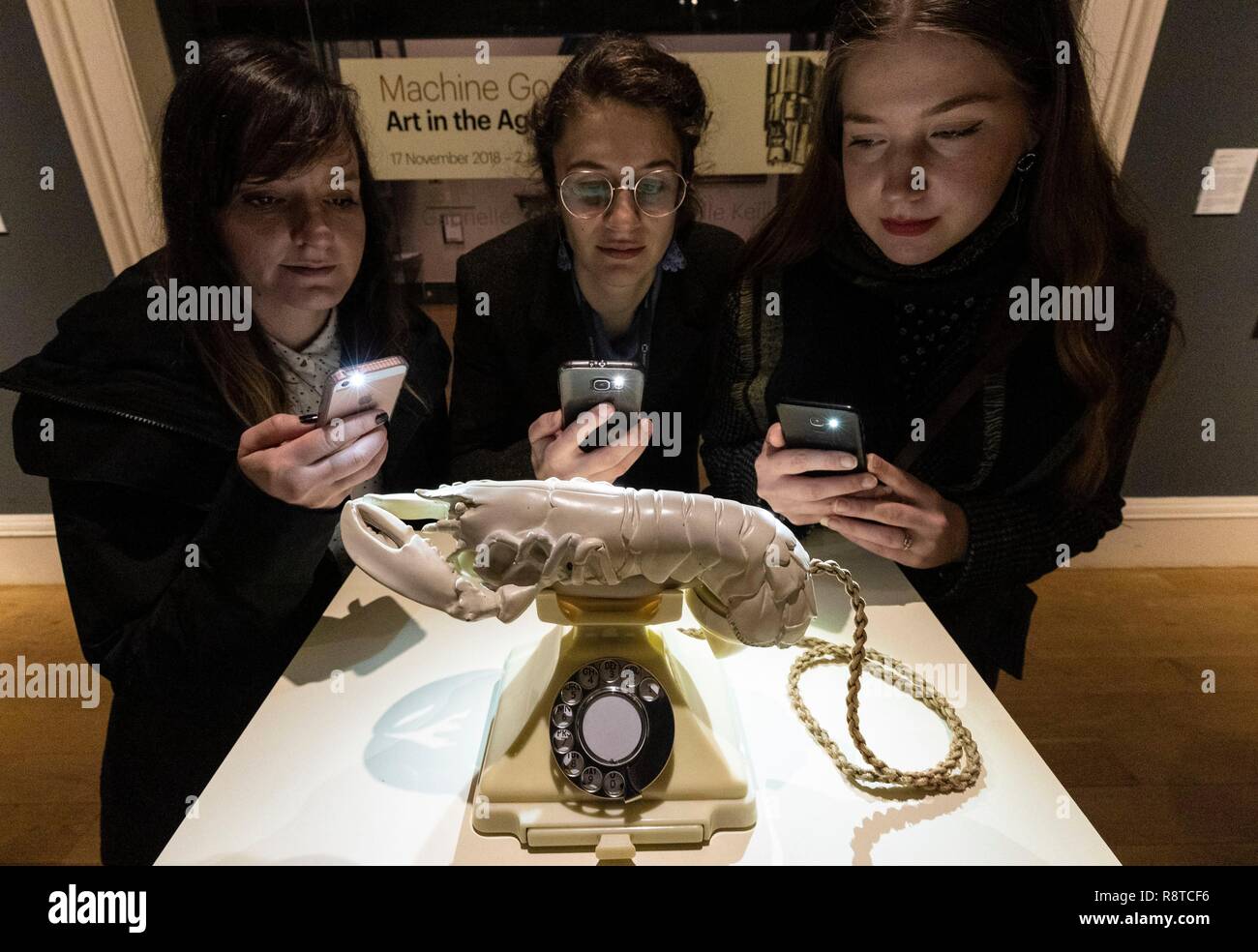 Edinburgh, Ecosse, Royaume-Uni. 25Th Dec 2018. L'un des plus célèbres de toutes les sculptures du xxe siècle, Salvador Dali's Lobster Téléphone (1938) a été acquis par les Galeries nationales d'Écosse, et est appelé à aller à l'écran cette semaine à la Scottish National Gallery of Modern art emblématique de cette sculpture est l'un des plus immédiatement reconnaissable de surréalisme chefs-d, le mouvement artistique qui a émergé à Paris dans les années 1920, qui explore le monde des rêves et de l'esprit subconscient. Credit : Riche de Dyson/Alamy Live News Banque D'Images