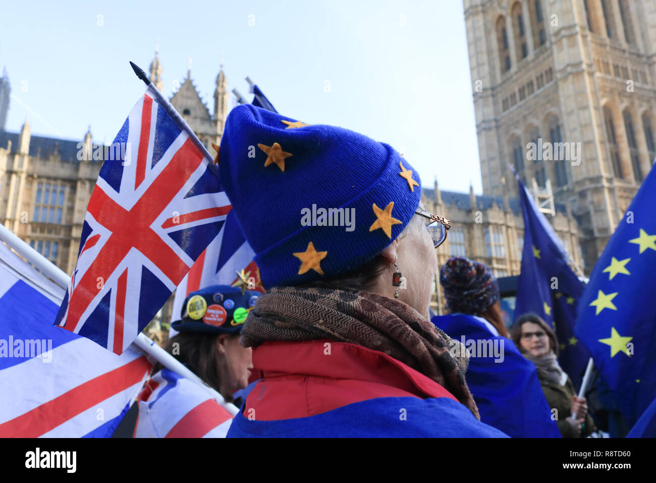 London UK. 17 décembre 2018. Des militants de l'Europe Pro (SODEM) Stand de défi mouvement européen continuer leur protestation devant le Parlement en tant que premier ministre Theresa peut exclut un second référendum sur Brexit qui croit qu'il serait une trahison de la résultat du référendum 2016 : Crédit amer ghazzal/Alamy Live News Banque D'Images